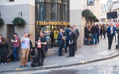 Londra, İngiltere - April15, 2015: Dış Londra ile lots-in insanlar içme ve işten sonra sosyalleşme barda.