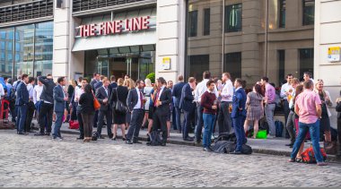 Londra, İngiltere - April15, 2015: Dış Londra ile lots-in insanlar içme ve işten sonra sosyalleşme barda.