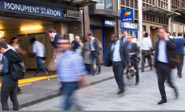 LONDRA, UK - 15 APRILE 2015: City of London, pendolari della metropolitana che camminano davanti alla stazione della metropolitana di Londra. Gli uomini d'affari sfocano . — Foto Stock