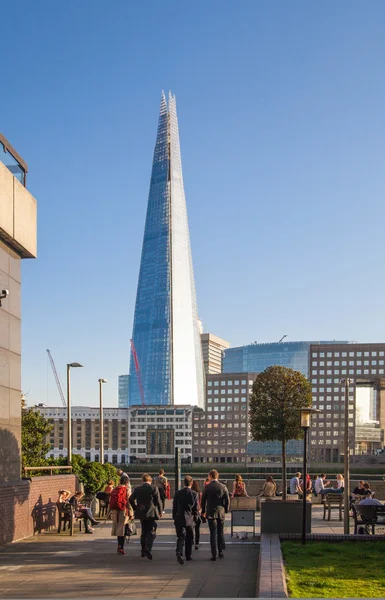 LONDON, UK - APRIL15, 2015: Shard of glass in sunset. Panoramic view of south bank river Thames walk. — Stock Photo, Image