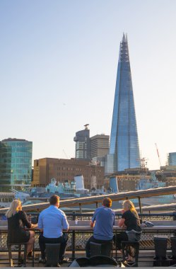 Londra, İngiltere - April15, 2015: Küçük kafe ve turistler önünde Avrupa'nın en yüksek binası cam parçası. River Thames yürüyüş kuzeyinde.