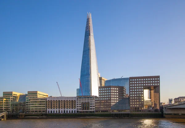 Londýn, Velká Británie - April15, 2015: Střep skla v západu slunce. Panoramatický pohled na jižním břehu řeky Temže chůze. — Stock fotografie