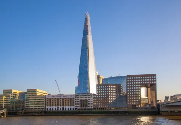 LONDRES, Reino Unido - 15 de abril de 2015: Shard of glass in sunset. Vista panorâmica da margem sul rio Tamisa a pé . — Fotografia de Stock