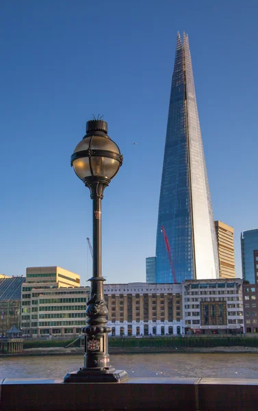 LONDRES, Reino Unido - 15 DE ABRIL DE 2015: Fragmento de vidrio al atardecer. Vista panorámica de la orilla sur del río Támesis paseo . — Foto de Stock