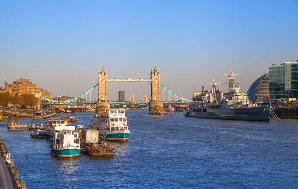 London, Wielka Brytania - April15, 2015: Tower bridge w zachód słońca. City of London, południowym brzegu rzeki Thames spacerem. — Zdjęcie stockowe