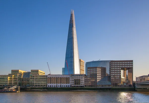 LONDON, UK - APRIL15, 2015: Shard of glass in sunset. Panoramic view of south bank river Thames walk. — Stock Photo, Image