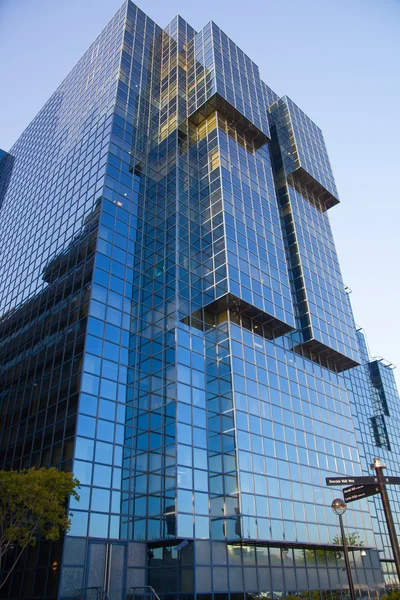 LONDON, UK - APRIL15, 2015: Reflection of  blue sky in modern glass building City of London, south bank of river Thames walk. — Stock Photo, Image