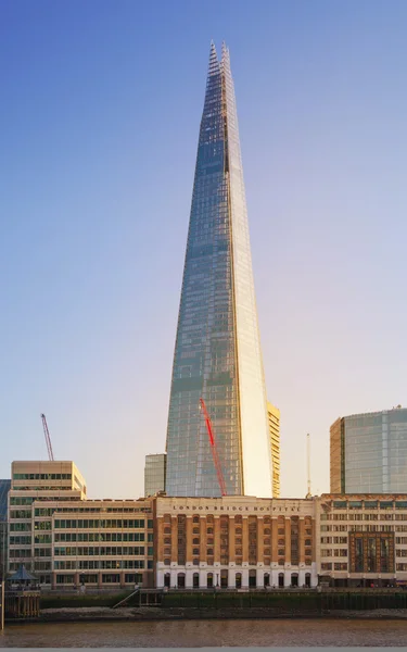 LONDRES, Reino Unido - 15 de abril de 2015: Shard of glass in sunset. Vista panorâmica da margem sul rio Tamisa a pé . — Fotografia de Stock