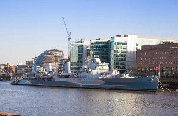 LONDON, UK - APRIL15, 2015: Old battle ship. South bank of river Thames walk. — Stock Photo, Image