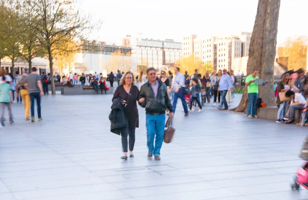 LONDRES, ROYAUME-UNI - 15 AVRIL 2015 : Les gens sont flous. Les touristes qui entrent à la porte de la Tour . — Photo