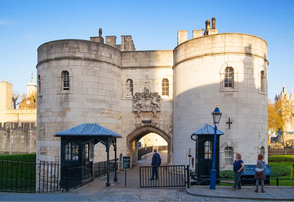 Tower of London (rozpoczął 1078), stara Forteca, zamek, więzienia i dom klejnotów koronnych. Widok formularza parku stronie rzeki — Zdjęcie stockowe