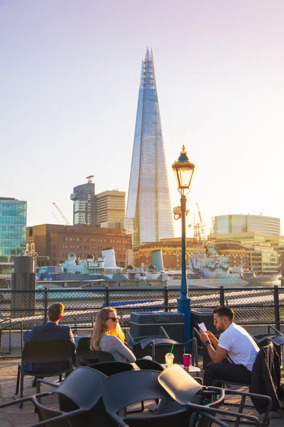 London, Uk - April15, 2015: Kleine café en toeristen voor scherf van glas, het hoogste gebouw in Europa. Zuidelijke oever van de rivier Thames walk. — Stockfoto