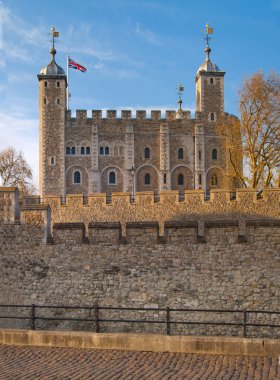 Londra, İngiltere - April15, 2015: (1078 başladı) Londra Kulesi, eski kale, kale, hapis ve Kraliyet Mücevherlerini evi. Nehir tarafında park formunu görüntüle