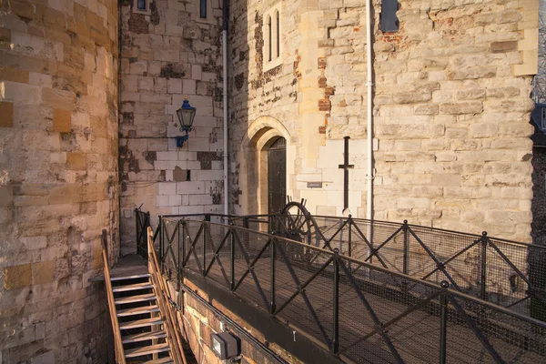 Torre de Londres (comenzó 1078), antigua fortaleza, castillo, prisión y casa de joyas de la Corona. Vista desde el parque lateral del río — Foto de Stock