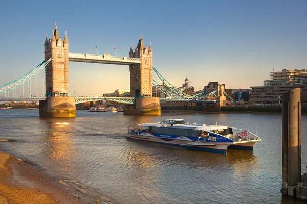 LONDRES, ROYAUME-UNI - 15 AVRIL 2015 : Pont à tour au coucher du soleil. Ville de Londres, rive sud de la Tamise promenade . — Photo