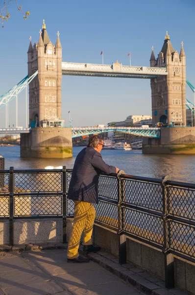 London, Wielka Brytania - April15, 2015: Tower bridge w zachód słońca. City of London, południowym brzegu rzeki Thames spacerem. — Zdjęcie stockowe
