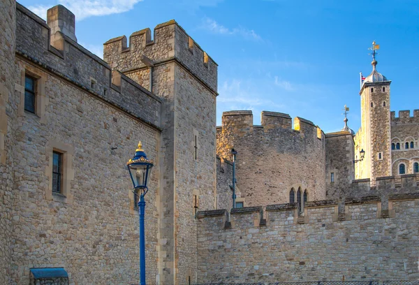 London, Storbritannien - April15, 2015: Tower of London (började 1078), gamla fästningen, slott, fängelse och huset av kronjuvelerna. Visa formulär den river side parken — Stockfoto