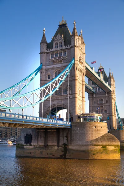 London, UK - 15. April 2015: Tower Bridge im Sonnenuntergang. Stadt London, Südufer der Themse. — Stockfoto