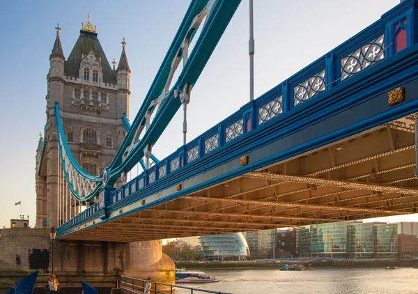 London, Storbritannien - April15, 2015: Tower bridge i solnedgången. London City, södra stranden av floden Thames promenad. — Stockfoto