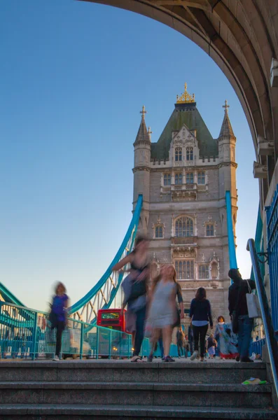 Londýn, Velká Británie - April15, 2015: Tower bridge v západu slunce. Z londýnské City, jižní břeh řeky Temže chůze. — Stock fotografie