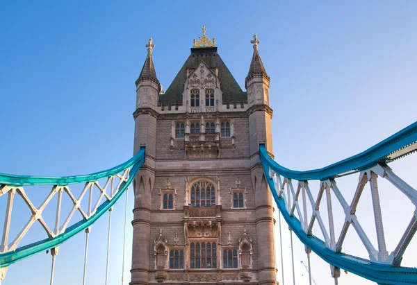 LONDRES, ROYAUME-UNI - 15 AVRIL 2015 : Pont à tour au coucher du soleil. Ville de Londres, rive sud de la Tamise promenade . — Photo