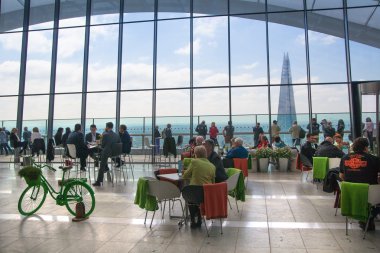 Londra, İngiltere - 22 Nisan 2015: Restorandaki gökyüzü Bahçe telsiz binanın. Platform ile ilgilenen olduğunu İngiltere'de Bahçe heist, 32 katında bulur ve Londra şehrinin muhteşem manzarası sunuyor.