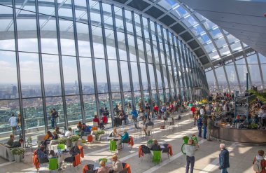 Londra, İngiltere - 22 Nisan 2015: Restorandaki gökyüzü Bahçe telsiz binanın. Platform ile ilgilenen olduğunu İngiltere'de Bahçe heist, 32 katında bulur ve Londra şehrinin muhteşem manzarası sunuyor.