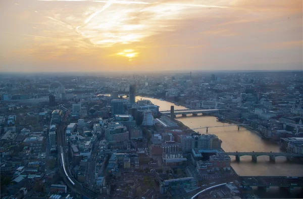 London solnedgången från skärvan. Centrala London, London eye, Themsen med vackra ljusreflektion. — Stockfoto