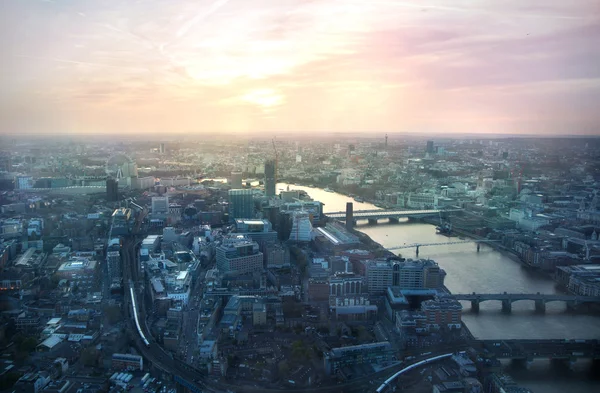 Londýnské západ slunce z střípek. Centrum Londýna, London eye, Temže s krásnou světelný odraz. — Stock fotografie