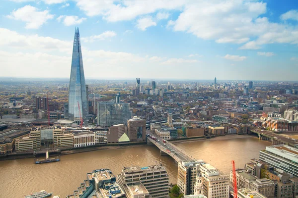 LONDRES, Reino Unido - 22 DE ABRIL DE 2015: El panorama de la ciudad de Londres incluye fragmento de vidrio en el río Támesis — Foto de Stock