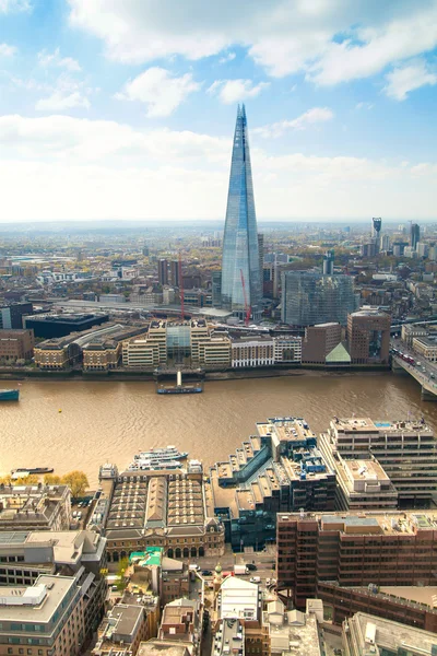 LONDRES, Reino Unido - 22 DE ABRIL DE 2015: El panorama de la ciudad de Londres incluye fragmento de vidrio en el río Támesis — Foto de Stock