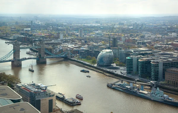 Panorama della città di Londra comprende passeggiata riva sud, London hall edificio rotondo e vecchia nave da battaglia — Foto Stock