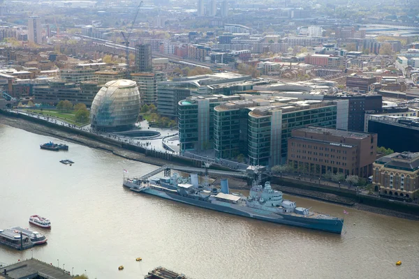 LONDRES, ROYAUME-UNI - 22 AVRIL 2015 : Le panorama de la ville de Londres comprend une promenade sur la rive sud, un bâtiment rond dans le hall de Londres et un vieux navire de combat — Photo