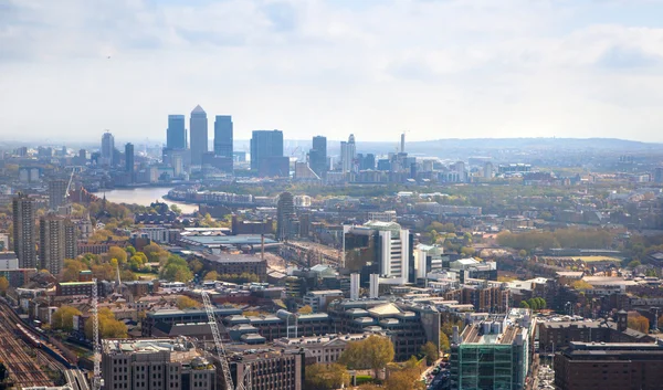 City of London panorama incluye una vista de Canary Wharf, los negocios y la banca aria de Londres —  Fotos de Stock