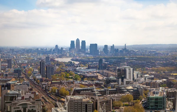 City of London panorama incluye una vista de Canary Wharf, los negocios y la banca aria de Londres — Foto de Stock