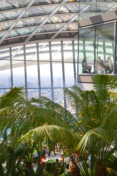 LONDRES, ROYAUME-UNI - 22 AVRIL 2015 : Les gens dans le restaurant du Sky Garden Walkie-Talkie building. La plate-forme de visualisation est un jardin britannique bruyant, situé au 32 étage et offre une vue imprenable sur la ville de Londres . — Photo