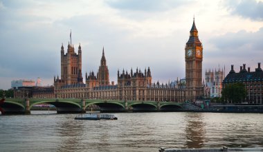 Londra günbatımı. Büyük Ben ve Parlamentosu evleri