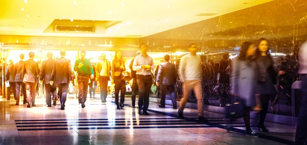 Londra, İngiltere - 31 Mart 2015: iş adamları bulanıklık hareket. İnsanlar acele saat içinde yürürken, insanlar. İş ve modern yaşam kavramı