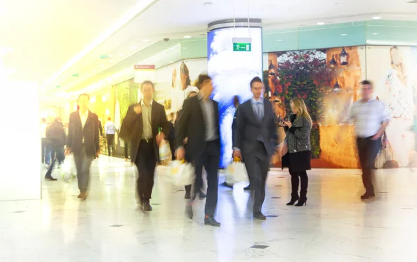 London, Verenigd Koninkrijk - 31 maart 2015: Mensen uit het bedrijfsleven verplaatsen vervagen. Mensen lopen rush Hour. Zakelijke en moderne leven concept — Stockfoto