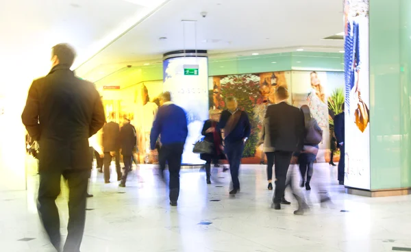 ロンドン、イギリス - 2015 年 3 月 31 日: ビジネスの人々 がぼかしに移動します。ラッシュ時間帯に歩く人々。ビジネスと現代生活の概念 — ストック写真