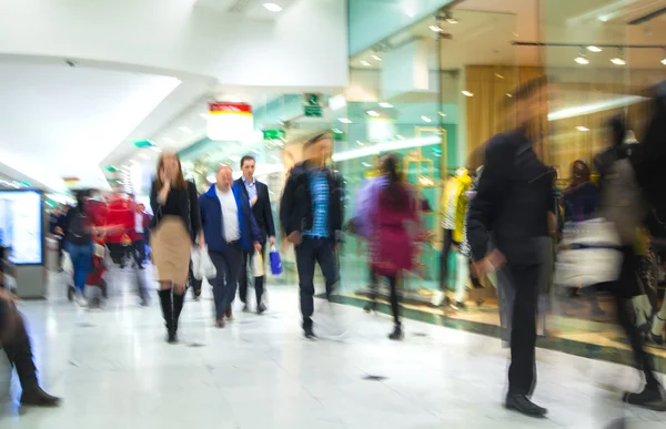 LONDRES, Reino Unido - 31 de marzo de 2015: La gente de negocios se desdibuja. Gente caminando en hora punta. Concepto de negocio y vida moderna — Foto de Stock