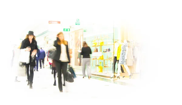 Londyn, Uk - 31 marca 2015: Ludzie biznesu ruchu rozmycie. Ludzie chodzą w godzinach szczytu. Biznes i koncepcja współczesnego życia — Zdjęcie stockowe
