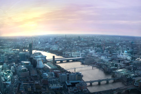 Londons Sonnenuntergang von der Scherbe aus gesehen. Zentrum von London, Londoner Auge, Themse mit schöner Lichtreflexion. — Stockfoto