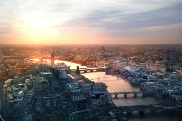 ロンドン シャードからの夕景。ロンドン ・ アイ、美しい光の反射とテムズ川ロンドン中心部. — ストック写真