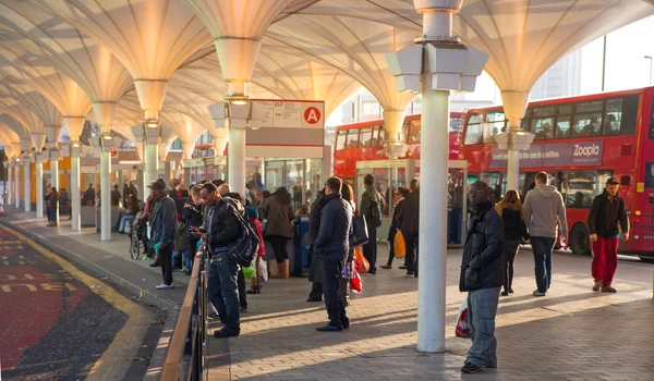LONDON, UK - NOVEMBER 29, 2014: Stratford international. Central bus stop with commuters — Stock Photo, Image