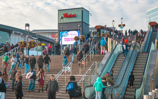 Londra, İngiltere - 29 Kasım 2014: Stratford Uluslararası Tren ve metro istasyonu, Londra ve İngiltere'de en büyük taşıma kavşak biri. — Stok fotoğraf