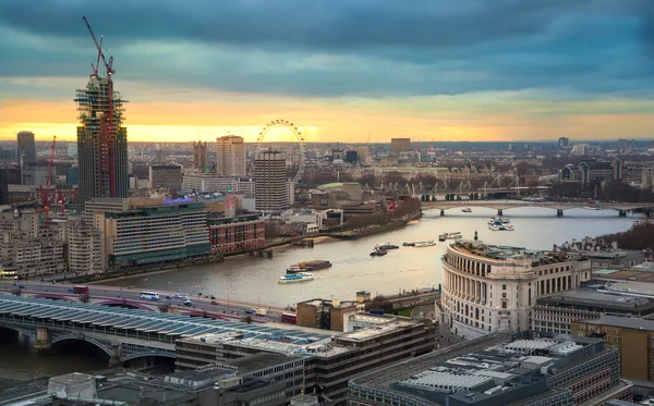 Londýn, Velká Británie - 27 ledna 2015: City of London, obchodní a bankovní árie. Londýnské panorama v západu slunce. Pohled od St. Paul katedrála — Stock fotografie