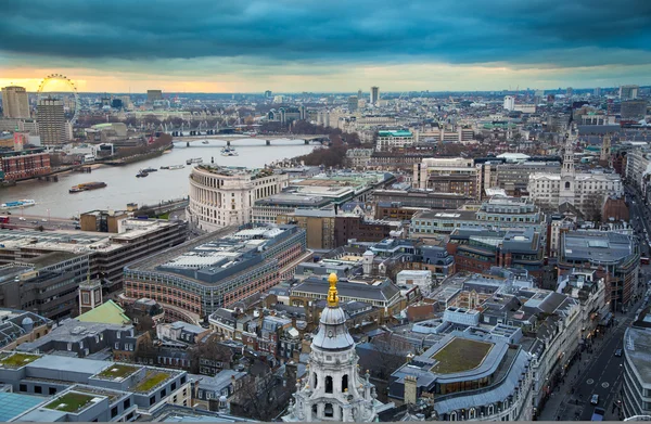 London, uk - 27. januar 2015: city of london, business and banking aria. Londons Panorama bei Sonnenuntergang. Blick von der St.-Paul-Kathedrale — Stockfoto