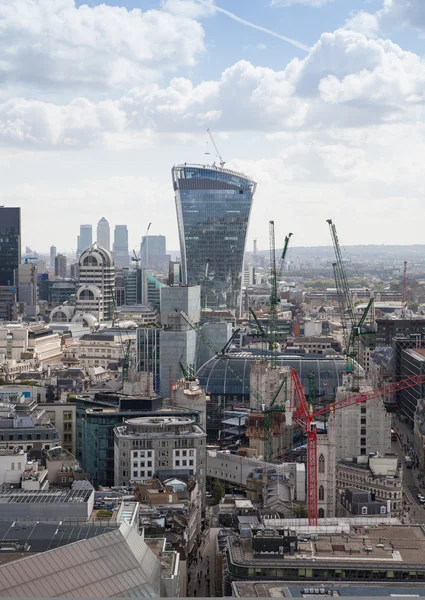 LONDRA, Regno Unito - 9 AGOSTO 2014 Vista Londra. Città di Londra uno dei principali centri di finanza globale questa vista comprende Torre 42, Lloyeds banca, Gherkin, Walkie Talkie edificio e altri — Foto Stock