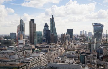 Londra, İngiltere - 9 Ağustos 2014 Londra görünümü. Londra şehri önde gelen merkezlerinden biri olan küresel finans bu görünüm içerir kule 42, Lloyeds banka, Kornişon, Walkie Talkie bina ve diğer